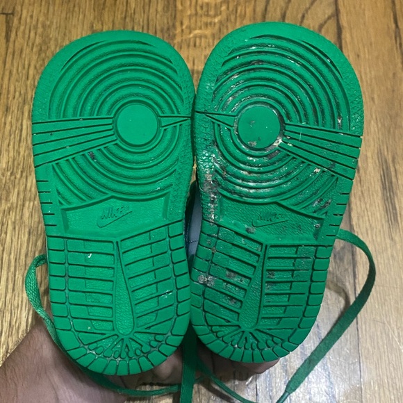 Nike Air Jordan 1 Retro High OG - Picture 4 of 8